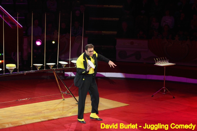 David Burlet Plate Spinning Act Plate Spinner Juggling Comedy juggler platos chinos malabares giocoliere piatti cinesi Chinesische Platte Jongleur Zirkuskunstler